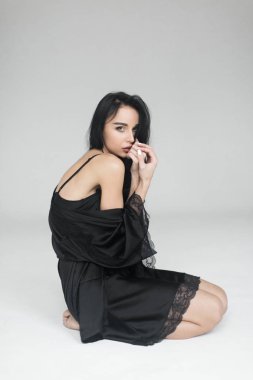 İpek bir gece içkisi güzel bir kız portresi