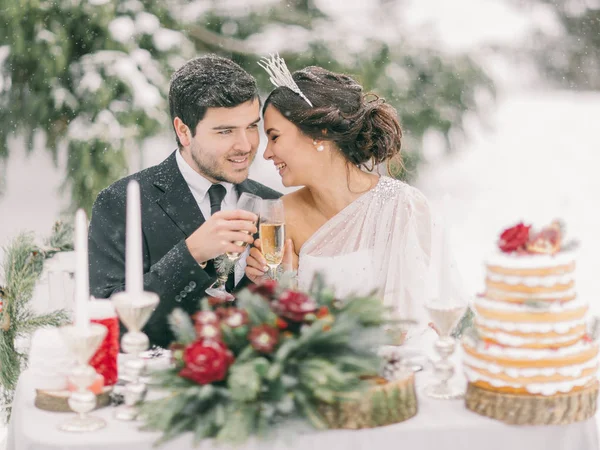 Winter Wedding Outdoor Beautiful Couple Drinking Champagne Smiling Kissing — Stock Photo, Image