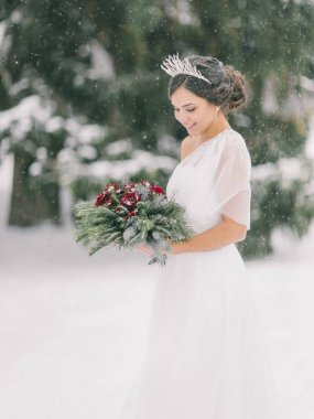 güzel Kış gelin gülümsemek