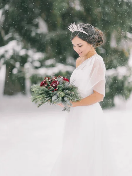 Krásné Zimní Nevěsta Úsměv — Stock fotografie