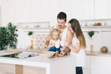 genç güzel aile evde birlikte vakit