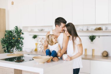 genç güzel aile evde birlikte vakit