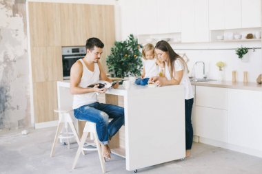 genç güzel aile evde birlikte vakit