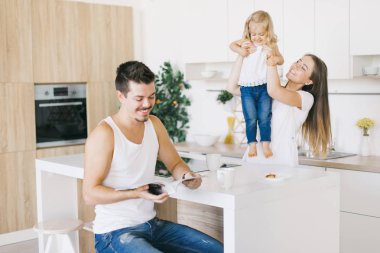 genç güzel aile evde birlikte vakit