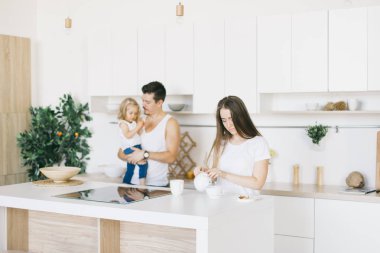 genç güzel aile evde birlikte vakit