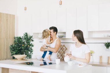 genç güzel aile evde birlikte vakit