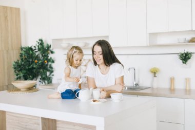 Anne ve küçük kızı birlikte vakit