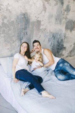 genç güzel aile evde birlikte vakit