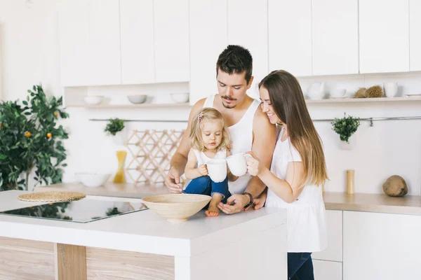 Genç Güzel Aile Evde Birlikte Vakit — Stok fotoğraf