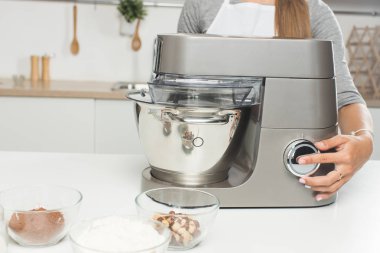 sevimli kız yemek mutfakta kek