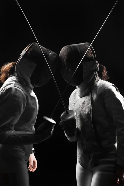 Dos Mujeres Con Cascos Uniformes Blancos Cercado Sobre Fondo Negro — Foto de Stock