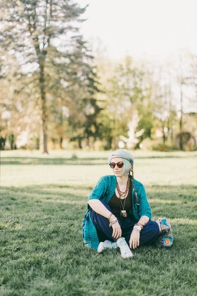 Молода Бохо Жінка Відпочиває Зеленому Парку Сидячи Зеленій Траві — стокове фото