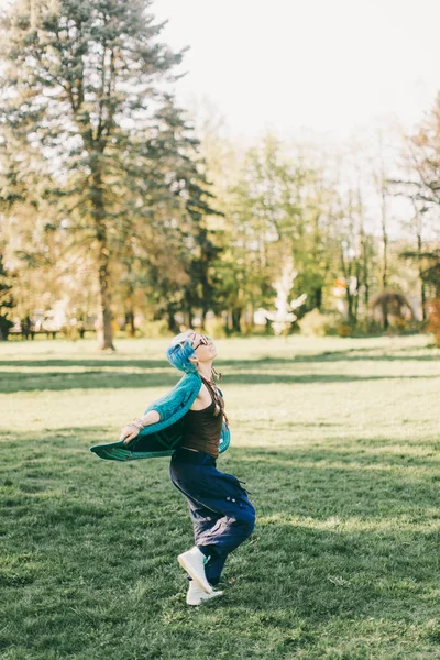 Wanita Hippie Muda Dengan Rambut Biru Bersenang Senang Taman Hijau — Stok Foto
