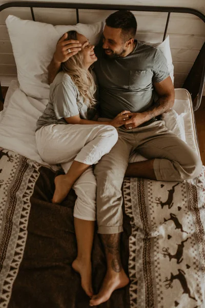 Schönes Liebevolles Paar Küsst Sich Bett — Stockfoto