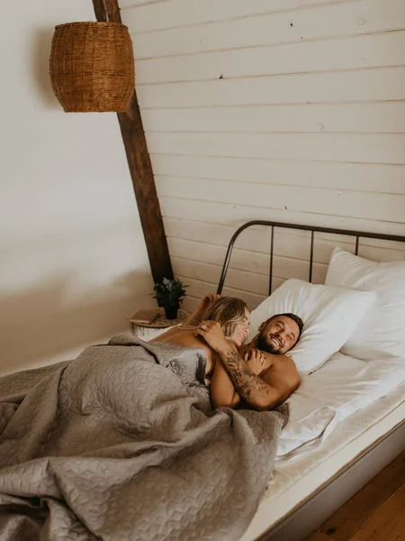 아름다운 부부가 침대에서 키스하는 — 스톡 사진