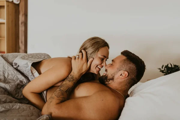 Bella Coppia Amorevole Baciare Letto — Foto Stock