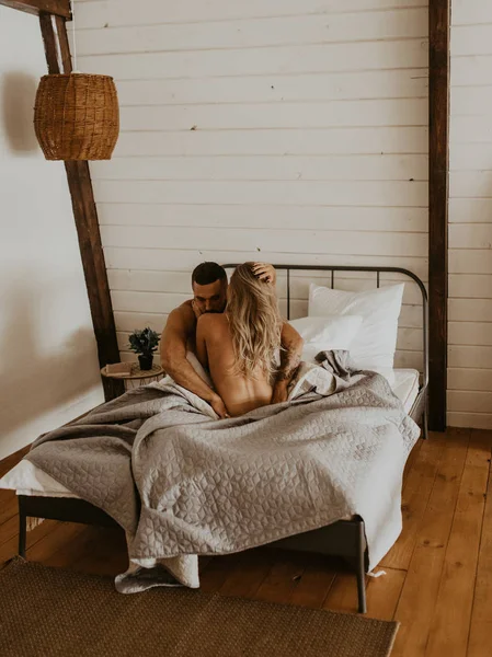 Mooi Liefdevol Paar Zoenen Bed — Stockfoto