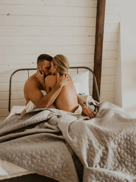 Pasangan Kekasih Yang Cantik Berciuman Tempat Tidur — Stok Foto