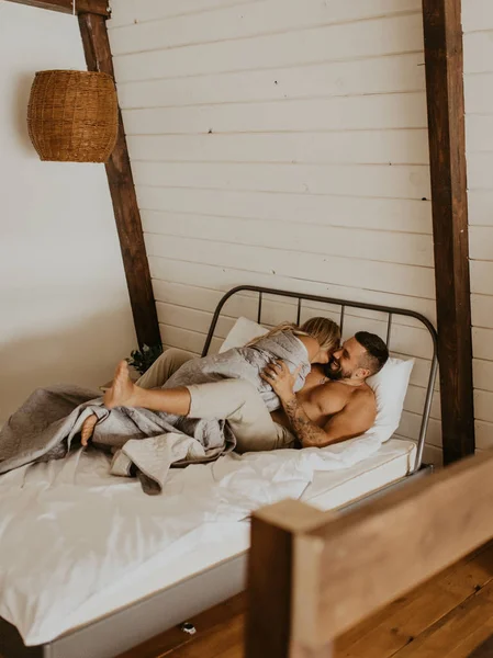 Красива Любляча Пара Цілується Ліжку — стокове фото