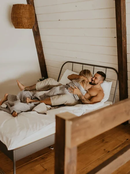 Pasangan Kekasih Yang Cantik Berciuman Tempat Tidur — Stok Foto