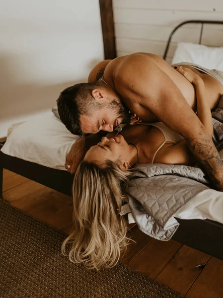 Bella Coppia Amorevole Baciare Letto — Foto Stock