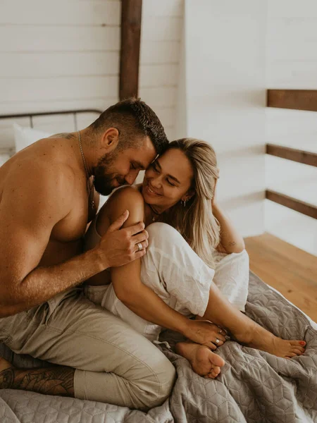 Bella Coppia Amorevole Baciare Letto — Foto Stock