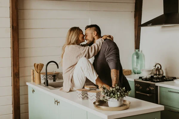 Beautiful Couple Love Kisses Kitchen — Stock Photo, Image