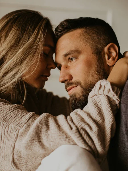 Belo Casal Amor Beijos — Fotografia de Stock