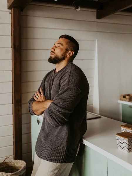 Retrato Homem Bonito Cozinha — Fotografia de Stock