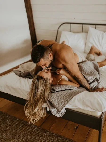 Hermosa Pareja Amorosa Besándose Cama Imagen de stock