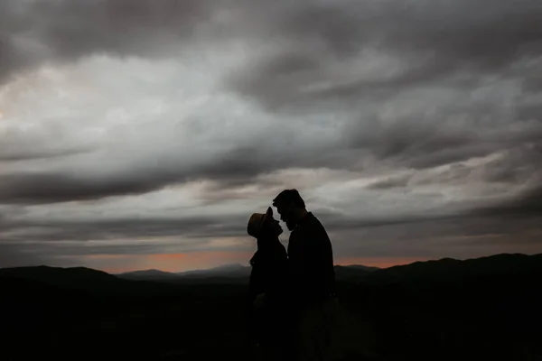 Siluet Dari Pasangan Jatuh Cinta Terhadap Latar Belakang Pegunungan Matahari — Stok Foto