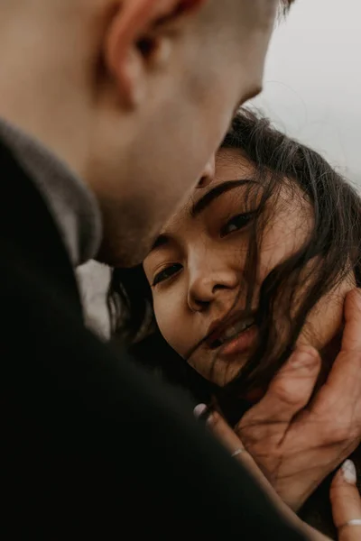 Retrato Belo Casal Apaixonado Beijo Suave Amor Autêntico — Fotografia de Stock