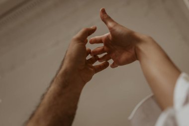 Kadın ve erkeğin elleri nazikçe birbirine dokunur.