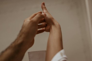 Kadın ve erkeğin elleri nazikçe birbirine dokunur.