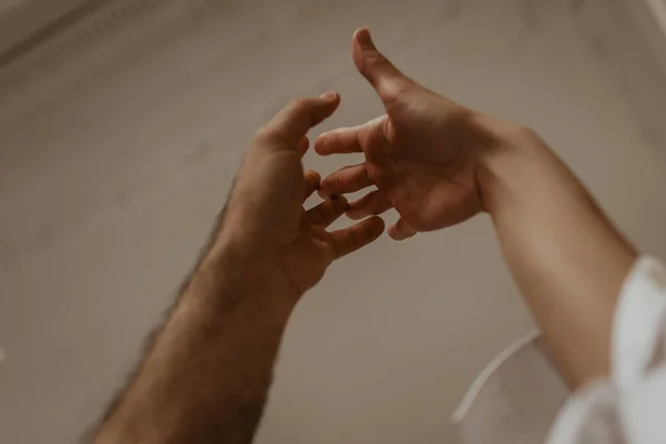 男と女の手が優しく触れ合う — ストック写真