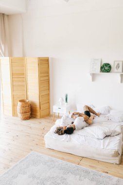 Güzel bir çift yatakta öpüşüyor.