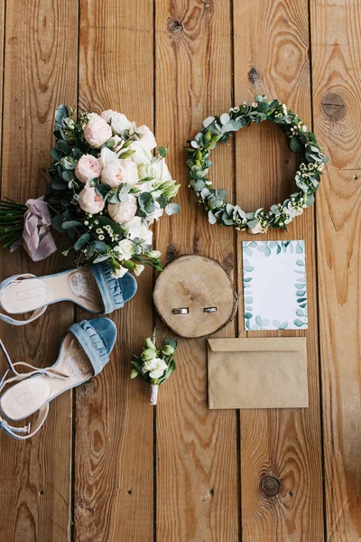 Wedding details: wedding invitations, wedding rings, bridal bouquet