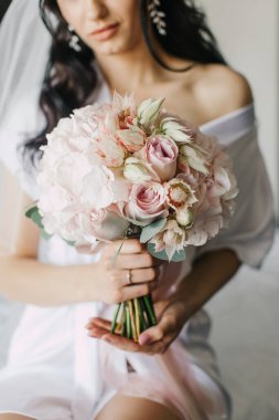 Evlilik yüzüğü gelinin elinde.