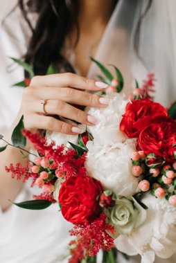 Evlilik yüzüğü gelinin elinde.