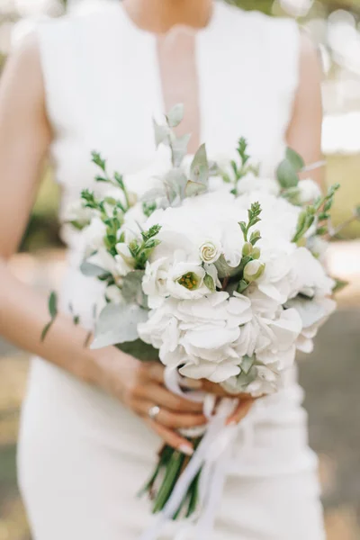 Buket Mekar Tangan Pengantin Wanita — Stok Foto