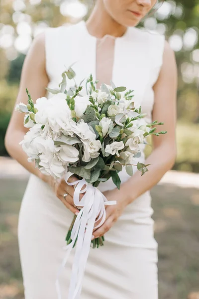 Buket Mekar Tangan Pengantin Wanita — Stok Foto