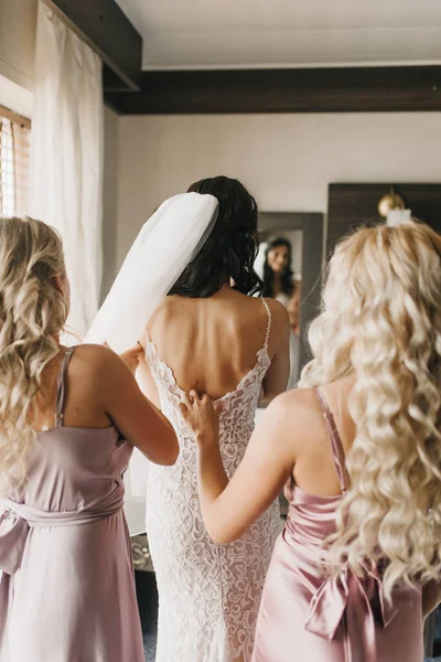Dama Honra Ajudando Noiva Esbelta Amarrando Seu Vestido Branco Casamento — Fotografia de Stock