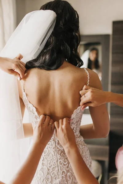 Dama Honra Ajudando Noiva Esbelta Amarrando Seu Vestido Branco Casamento — Fotografia de Stock