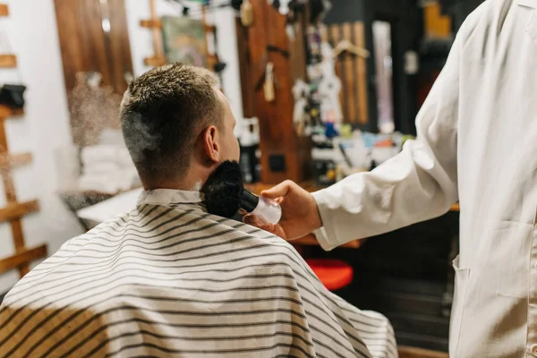 Berber Dükkanını Ziyaret Eden Genç Bir Adam Kuaför Tüketicinin Kafasına — Stok fotoğraf