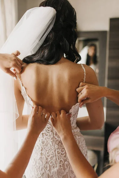 Bruidsmeisje Helpen Slanke Bruid Rijgen Haar Bruiloft Witte Jurk Knopen Stockfoto
