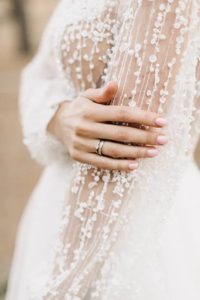 Cincin Pernikahan Tangan Pengantin Wanita — Stok Foto