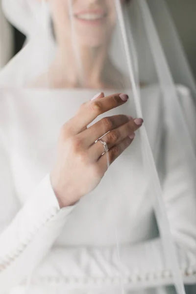 Jegygyűrű Menyasszony Kezén — Stock Fotó