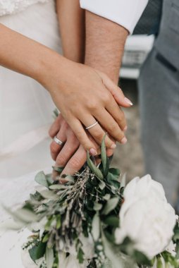 Gelinin elini tutan damadın elini yakın plan çek.