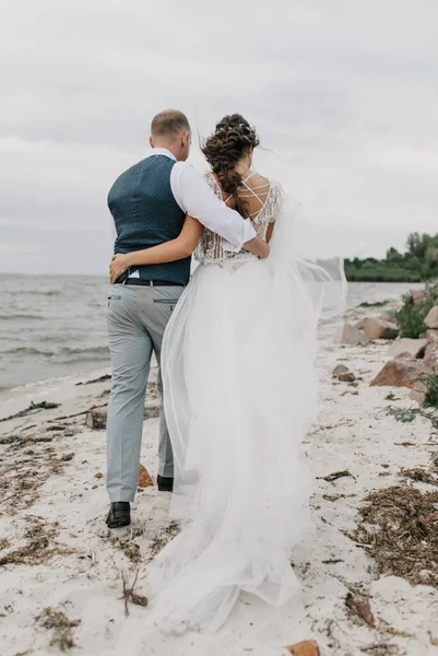 Pandangan Belakang Pengantin Pria Dan Wanita Dengan Gaya Boho Berpelukan — Stok Foto