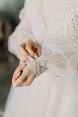 Nazik gelinin elleri yakın çekim